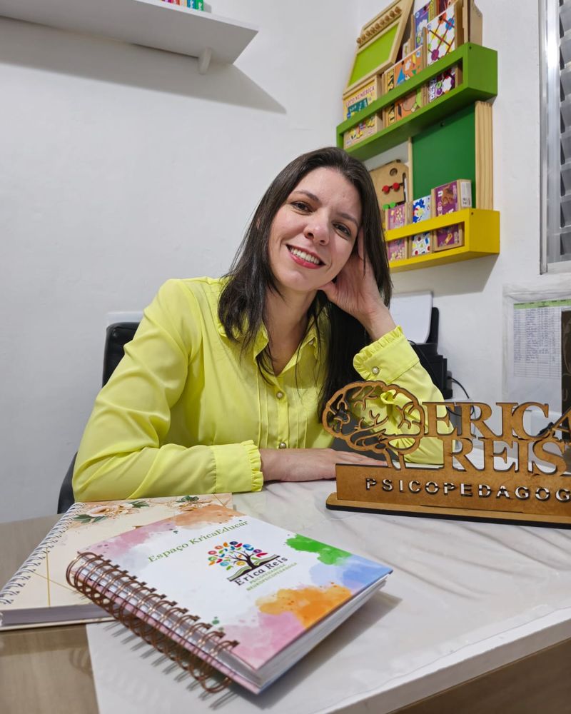 Erica Reis sorrindo em seu consultório no Espaço KricaEducar