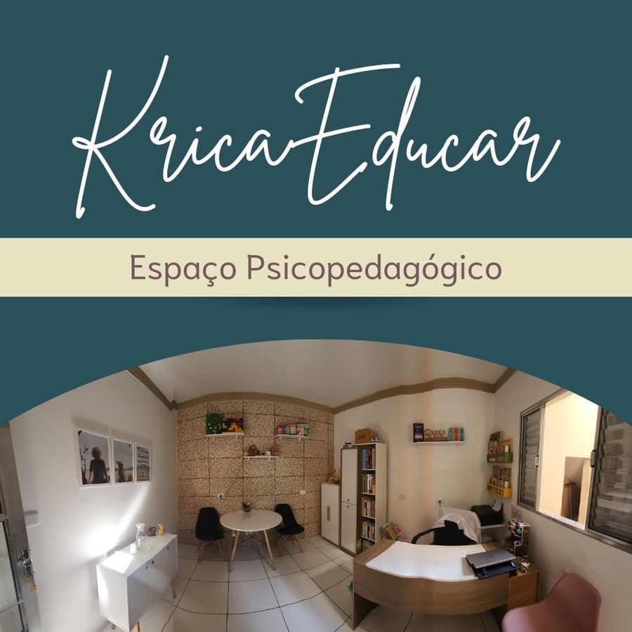 Sala de atendimento do Espaço Psicopedagógico KricaEducar, com mesa, estantes de livros e jogos