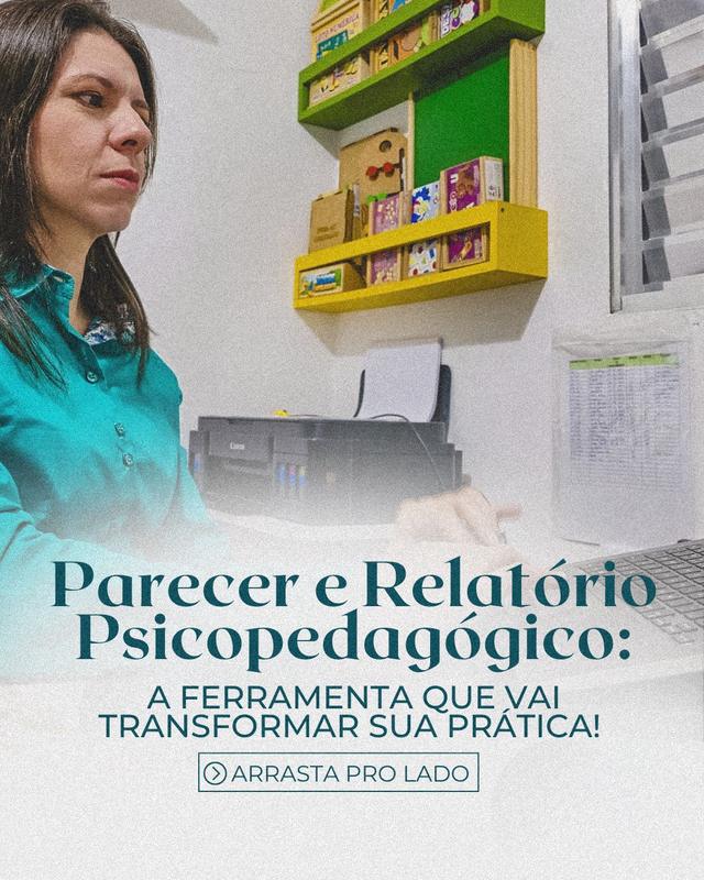 Erica Reis trabalhando no computador, divulgação do material Parecer e Relatório Psicopedagógico