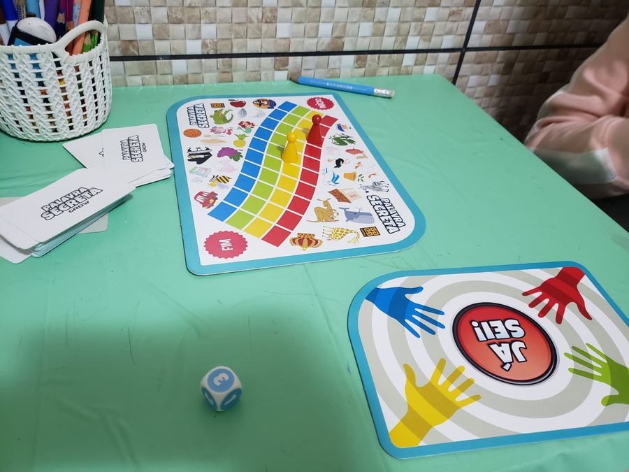 Jogo de tabuleiro Palavra Secreta sobre a mesa de atendimento